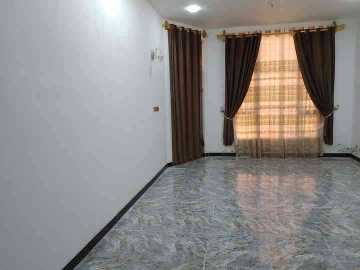 سلام عليكم للبيع زراعي مشمول بالتطويب مرقم كوت حي الخضراء مقابل المعارض البيع المباشر المساحة 250 متر طابق واحد غرفتين نوم واسقبال وصاله ومطبخ وصحيات داخليه وخارجية ومناور عدد 2 وكراج وحديقه بناء درجه اولى للاستفسار ***********
