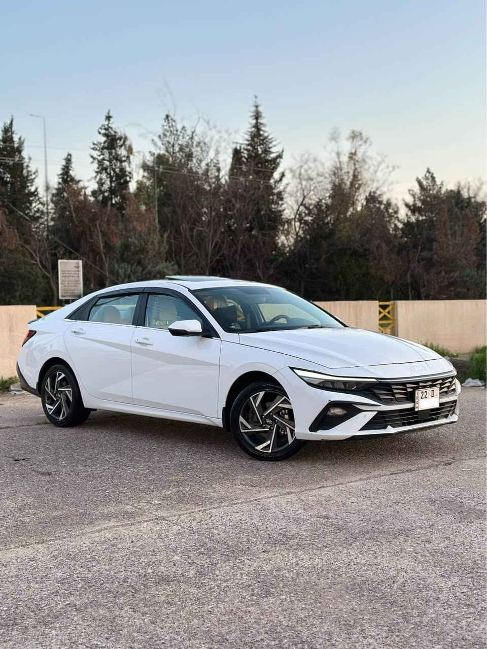 السلام عليكم …
هيونداي النترا 2024 خليجي 
ماشية 27 الف كيلومتر
بيها ضمان شركة 
مكفولة كفالة عامة 
سنوية و هزة جديده 
السيارة اخت الزيروو

المحرك: 2.0 لتر 4 سلندر 
 • القوة: حوالي 147 – 159 حصان  ￼
 • العزم: تقريباً 179 – 191 نيوتن/متر
 • ناقل الحركة: أوتوماتيك CVT
 • الدفع: أمامي (FWD)
 • صرفية البنزين: تقريباً 13.5 – 16 كم/لتر

 ️ الأمان
 • ABS + EBD + ESP
 • وسائد هوائية أمامية وجانبية
 • نظام الثبات الإلكتروني
 • حساسات أمامية وخلفية
 • كاميرا خلفية
 • نظام مراقبة ضغط الإطارات
 • نظام مانع اصطدام 

المواصفات 

￼ شاشة 8 أو 10.25 إنج
 • عدادات رقمية (بالفئات الأعلى)
 • Apple CarPlay + Android Auto
 • مكيف أوتوماتيك
 • تشغيل بصمة + زر تشغيل
 • شاحن لاسلكي 

ليتات LED أمامية وخلفية
 • ويل سبورت
 • فتحة سقف
 • مرايا كهربائية مع شفط

السعر : 190$ و بيها مجال بسيط

للأستفسار : *********** متواجد واتساب أربيل, العراق
