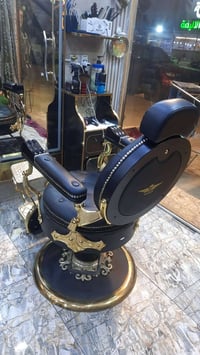 عندي كرسي و مرايه جدد استخدام قليل للبيع الي يحب يتفضل خاص وماقصر ويه ...