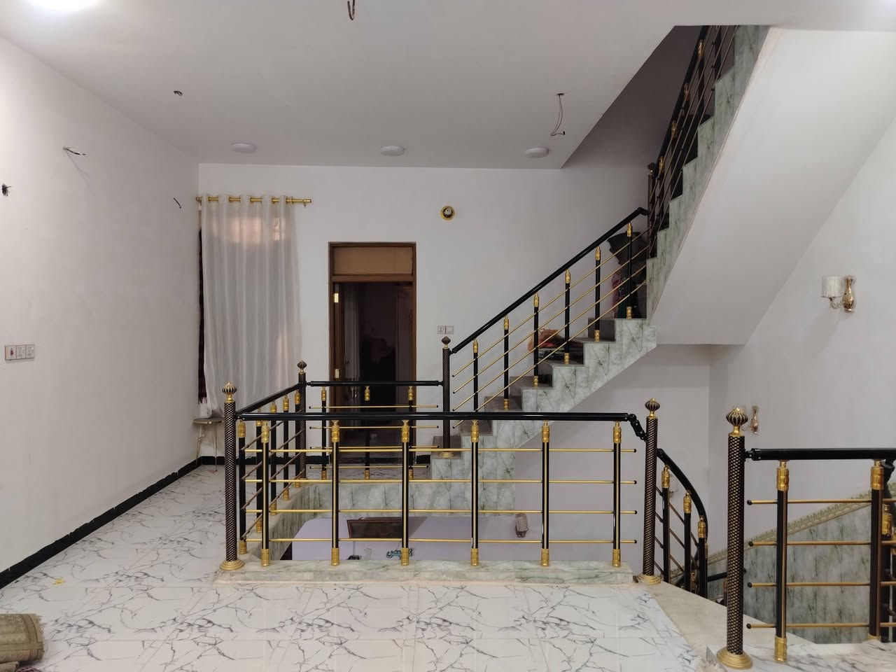 🏡دار للبيع🏡
المساحة: 120متر 
✅ #طابو_صرف_سند_25_أقرار_محكمه
السعر: 120 مليون  (مع المجال)
الموقع: النجف شارع أبو صخير #مقابل_منتزة #ألخط_ألاول

مواصفات البناء:
3غرفة نوم 2 وصاله ومطبخ واستقبال حمامات داخليه وخارجيه  
بناء مرتب (أساس + سقف كونكريت + طابوك)
أبناء الحديث درجه الاولى 

الخدمات:ماء كهرباء مدارس سوق تبليط بعرض 15 متر
خط مولد مجانآ مجاني 

للاستفسار اتصل على *********** أو مراسله واتساب
