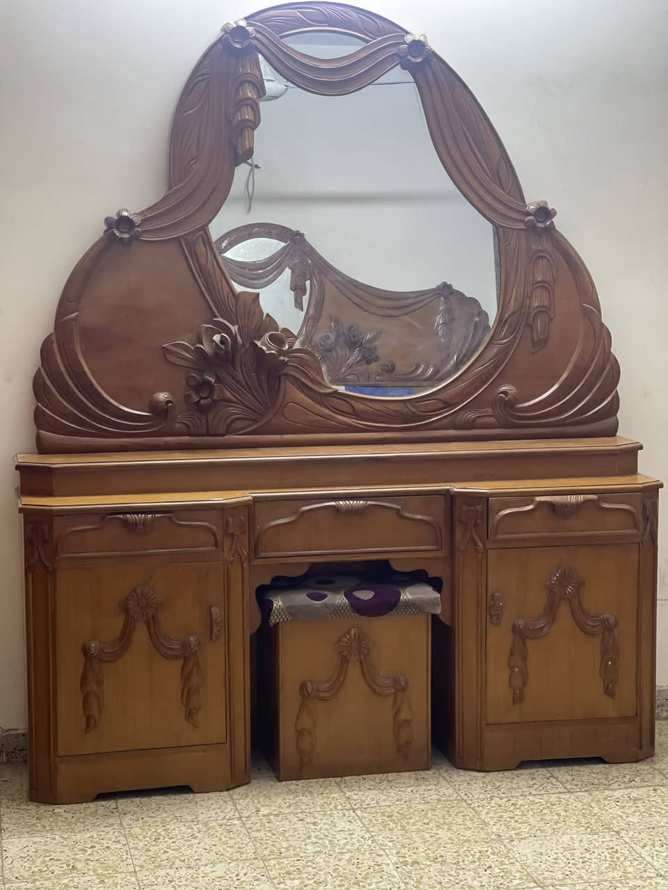 غرفة صاج عراقي مكونه من ست قطع سرير وخزانه من ست أبواب معه أبواب عليه وميز تواليت وخزانة ادراج من خمست ادراج وخزانه جانبيه وعلاقة ملابس . السعر 750 الف الموقع بغداد حي الجهاد للاستفسار الاتصال برقم *********** او ***********
