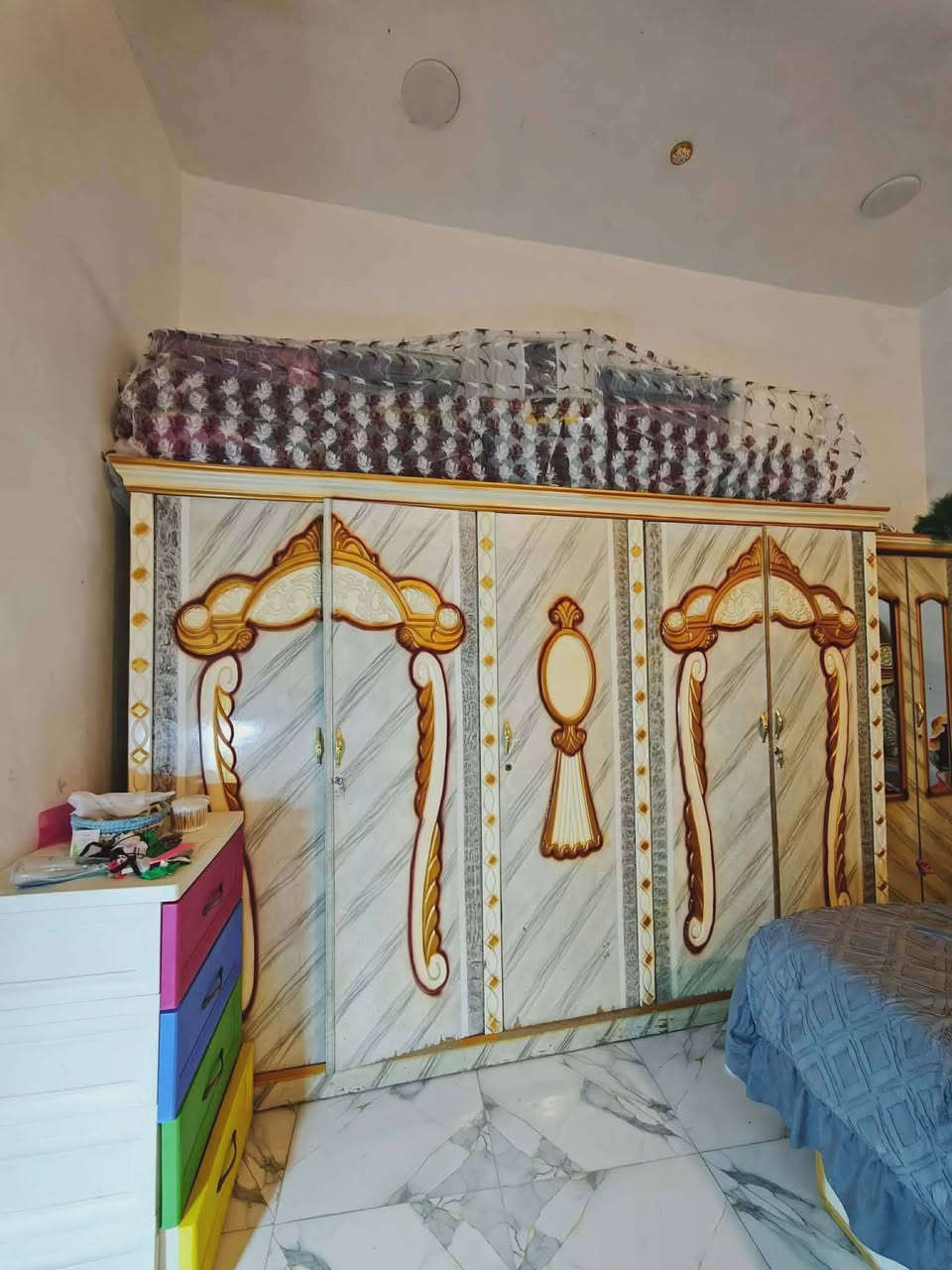 السلام عليكم 
عندي غرفة نون خشب مستعملة للبيع 
القطع: جرباية + ميز مراية + كونتور + زوايا 
الحالة: نضيفة واستعمال بيتي 
السعر: 360 ألف دينار وبيها مجال 

البيع للجادين فقط، دزلي خاص


**إذا كنت صاحب هذا الإعلان وتريد حذفه لأي سبب، رجاءا أرسل رسالة إلى الدعم الفني**