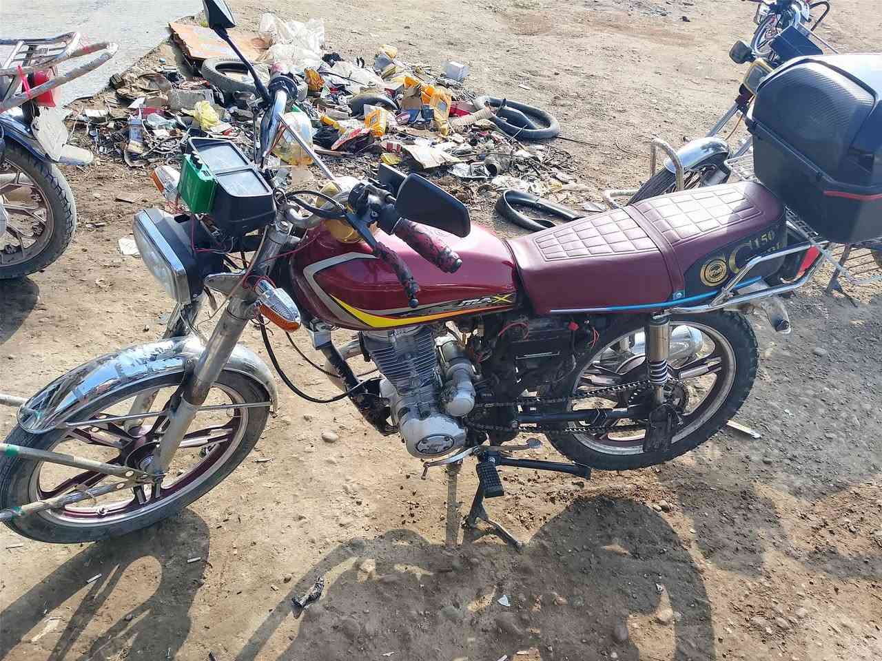 السلام عليكم 
سيفان موديل21 محدث23 محرك جني 
محرك مفتوح ومضبط على اخر حبايه أخرس ماله حس
صالنصه رياضي او تريدها كاتم 
السعر325وبي مجال
***********
