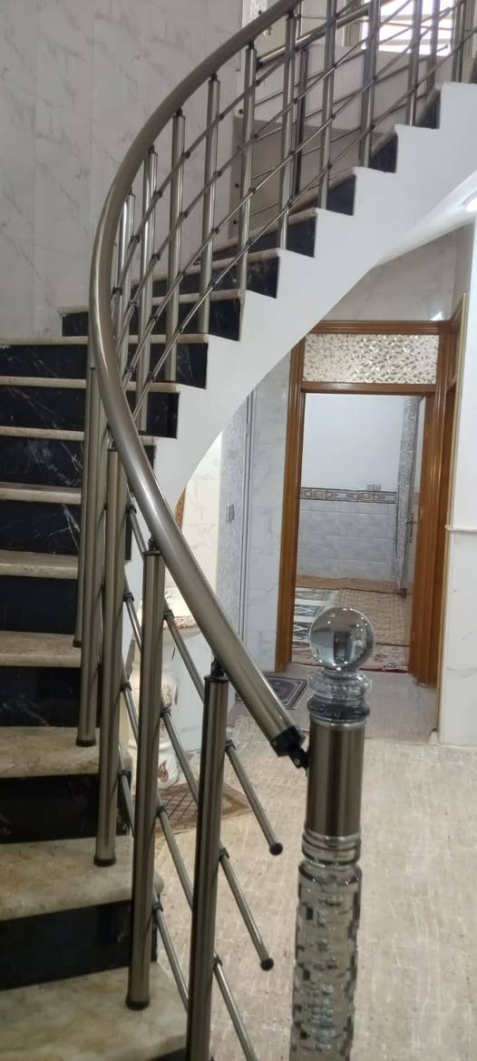 مشتمل البيع حي الشهداء بل بداية مدخل شارع ٢٠٠٠ طابقين ٣غرف وصاله ومطبخ ستقبال كراج صحيات المساحه ١٢٥م شارع ١٠م سنه البناء ٢٠٢٣ حالين موجر ٣٥٠الف للستفسار اتصل ***********
