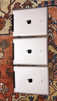 ايبادات ايفون 😍😍💪. بعدهن جدد ناقصه  بس تاخذله شاحنه ب الف دينار 🌚😂.  ا...