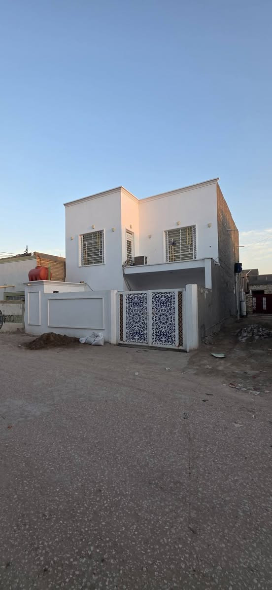 للبيع ركن البيت 200متر يتكون من
3 غرف نوم استقبال كبير مع 3حمامات صحيات مع حديقه وطارمه كبيره موقع البيت جمعيه شارع سامر نوري قرب الحسينيه الاستفسار ***********
