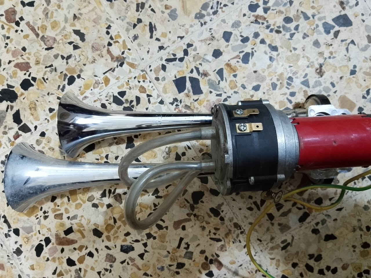 السلام عليكم عندي هذاني غراض للبيع ***********
