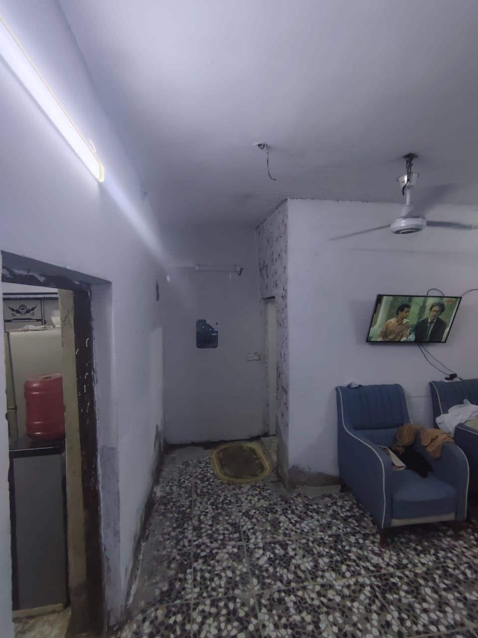 السلام عليكم بيت مساحة ٢٠٠ متر مسلح طابوك كاشي يحتوي عل ٢ غرف نوم و مطبخ جبير و استقبال كراج جبير حديقة أب ضهر أسواق أبو امير سند اصفر السعر ٧٠ أو بي مجال اشراي  ***********
