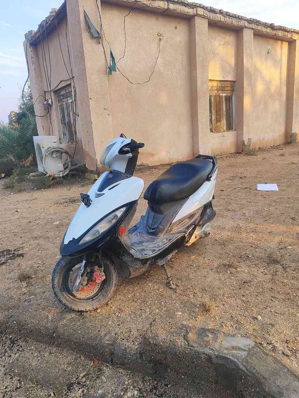 السلام عليكم ورحمة الله وبركاته
للبيع كامكو جي فور G4 
نضافه 90%
كابريتر جديد 
سلف جديد 
بلك رياضي جديد
تواير جدد 
كفرات نضيفه 
كهربائيات كلها شغاله 
نقص بيها الصالنصه طاكه فقط يرادلهة لحيم او تبديل
الدراجه نگرة سلف 
السعر 435 وبيهة مجال للطيبين 
ملاحضه الستان الوسط موجوده ضامه الي يريده
مكان ناصرية سوق الشوخ العكيكه
التواصل.  ***********
واتساب ورقم فقط فيس ما متواجد
