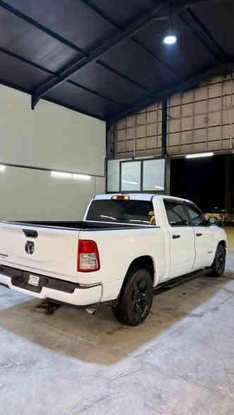 السلام عليكم دوج رام بك هورن 2024 ماشيه 13m  بدي قصير باب طويلV6 مواصفات عاديه بصمه تحكمات كامره شاشه زغيره بيه قماره صبغ وجاملغ ايسر تبديل وربع البنيد صبغ 220 $  اخوان الي يكول حادث قوي كولشي بسعره طبعا 
***********
