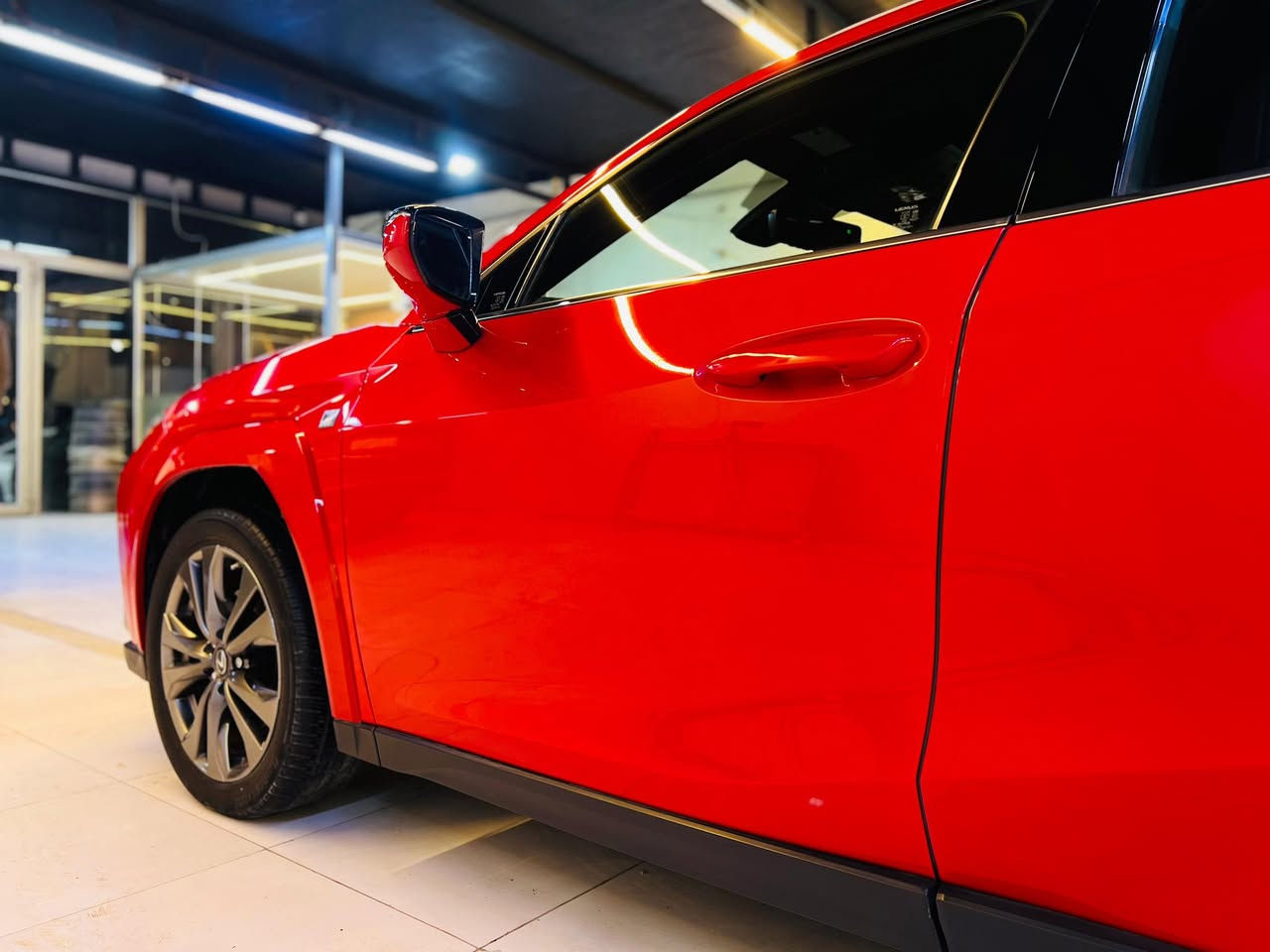 للبيع — Lexus UX 250h موديل    2022 🚘

🔥 فخامة يابانية | توفير وقود عالي جدًا | حالة ممتازة 🔥

إذا تريد سيارة نظيفة، فاخرة، واقتصادية بالبنزين وتعيش وياك سنين بدون وجع راس — هذه هي الخيار المثالي 👌

🔹 الموديل: Lexus UX 250h

🔹 السنة: 2022

🔹 الفئة: Base

🔹 المحرك: 2.0 لتر — 4 سلندر هايبرد (بنزين + كهرباء)

🔹 القوة: حوالي 181 حصان

🔹 القير: أوتوماتيك CVT ناعم جدًا

🔹 اللون: أحمر أنيق 🤍

🔹 الممشى:  (حوالي ٧٥ كم )

🌟  المواصفات:

✔ نظام هايبرد موفر للوقود — مناسب للزحام والطرق السريعة

✔ صرفية ممتازة جدًا:

 • داخل المدينة تقريبًا 1 لتر لكل 18–20 كم

 • على الطريق السريع حتى 1 لتر لكل 22 كم

✔ أنظمة أمان متكاملة Lexus Safety System+

 • رادار أمامي

 • مثبت سرعة ذكي

 • تحذير خروج عن المسار

 • نظام منع الاصطدام

✔ شاشة معلومات وترفيه

✔ تشغيل بصمة / زر

✔ مكيف قوي جدًا

✔ هدوء داخل المقصورة + عزل ممتاز

✔ مقاعد مريحة بخامات راقية

✔ سيارة مثالية للاستخدام اليومي والسفر

📦 المساحة:

🔸 5 ركاب

🔸 صندوق خلفي عملي جدًا للبيت والسفر

💎 السيارة تجمع بين الفخامة + الاعتمادية + التوفير

💎 تكاليف تشغيل منخفضة جدًا مقارنة بسيارات بنفس الفئة

💎 خيار ممتاز للمدينة والطرق الطويلة

💰 السعر: ( 217) — قابل للتفاوض بالمعقول

📞 للتواصل: (‭***********‬)
