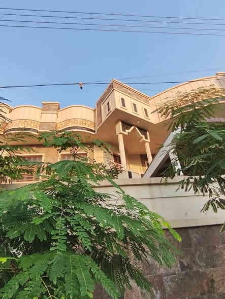 بيت مساحته ٢٥٠م الوجه ١٢ ونص ونزال ٢٠ شارعه ١٢ بناء طابوق حديث ضلع منفصل وسقف منفصل للبيع المكان فلوجة حي الشهداء قريب على مدرسة المفاخر وشارع المنجزات منطقة كاملة من جميع الخدمات تبليط ومجاري وماء وكهرباء ومدارس وبي ٥ غرف نوم السعر المطلوب بي ٢٦٠ مليون وبي مجال للاستفسار الاتصال على الارقام التالية
*********** واتساب
***********
