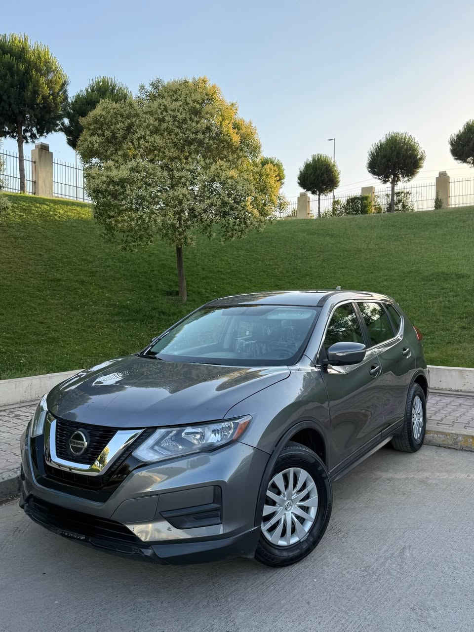 بەناوی خوای گەورە 
نیسان ڕۆگ امریکی ٢٠١٨  ٦٢هەزار ڕۆیشتوە سەیارەکە تابڵێی جوان رێکو پێکە سەیارەکە چەمەلەخی لەی سەکنی گۆڕاوەو بۆیاخە دەرگای لای سەکنی گۆڕاوەو بۆیاخە شانەکەی کەمێک بۆیاخە تێکەڵ کراوەتەوە لەبەر جوانی دوو پارچەو نیوە بە سێ دەفرۆشم مەکینەو گێڕی لۆک لۆکە زۆر کەم ڕۆیشتوەو خاوین ماوەتەوە سەیارەکە هەمو گیانی بە شەرتە 
تکایە موشتەری نیت سەرمان مەیشێنە سەیرەکەش بە ناوی خؤمە  مەجالی تیایە بۆ موشتەری گەر حەزی لێبوو 
***********
*********** السليمانية, العراق
