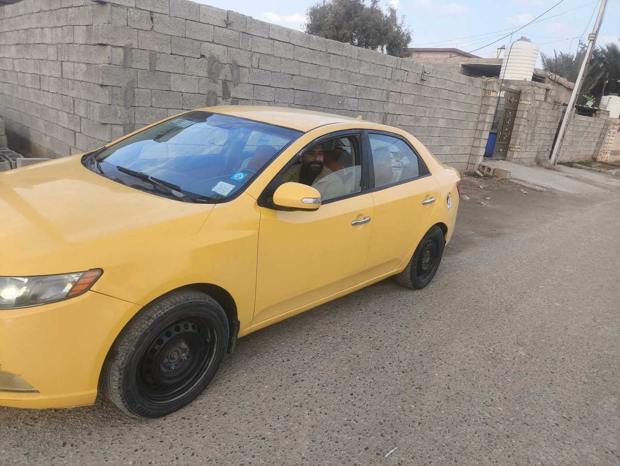 السلام عليكم 
كيا فورتي 2010
وارد امريكي 
محرك جديد 2400 
ضرها جاملغ خلفي سايق 
رقم بغداد بسمي تحويل 
نوزلاته تعبانه  صدر نص عمر 
مكان بغداد  السعر 77وبيها مجال 
‏‪0784 757 3395‬‏
