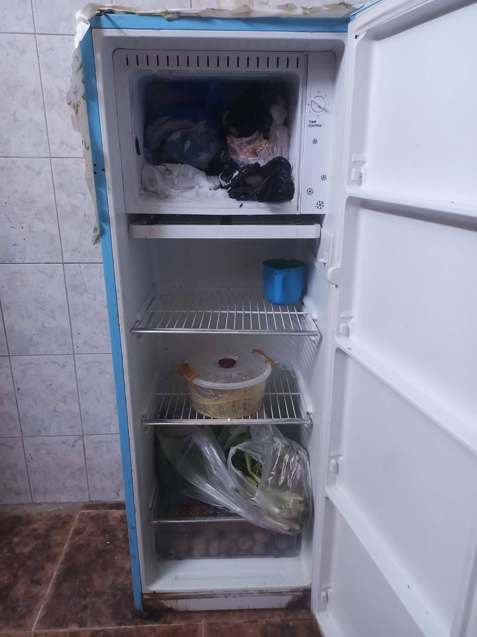 ثلاجه للبيع نضيفه شرط لتجميد سعر ١٥٠ وبيه مجال مكان حي لندى ***********
