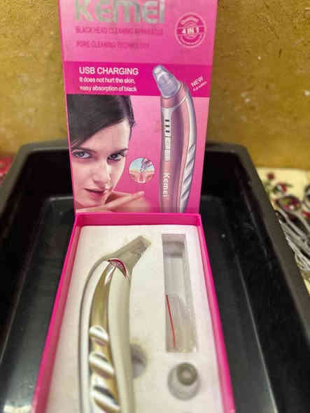 السلام عليكم غراض حلاقة مستعملة قليل اريد ابيعها ويوجد غراض غير الي فلصور الاجهزه نظيفة  وقليل الاستعمال  مكاني بغداد البياع للاستفسار الاتصال على الرقم:***********
