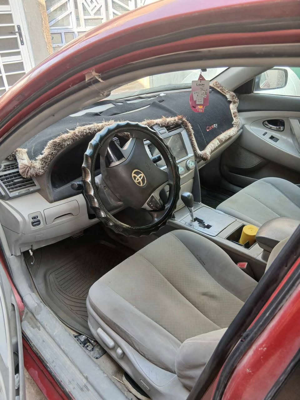 السلام عليكم كامري 2009
وارد امريكي ماشيه ١٨٢ حقيقي
السياره حادثها باب خلف سايق بيها كم قطعه صبغ اقل لحزام بسبب الجراد  وبقية السياره حلوه شاشه تحكم ستيرن تايرات جدد صدرها كلش حلو شديتلها كير حاويه مكانها ديالى الخالص
***********
السعر ٩٨ بيها مجال قليل
