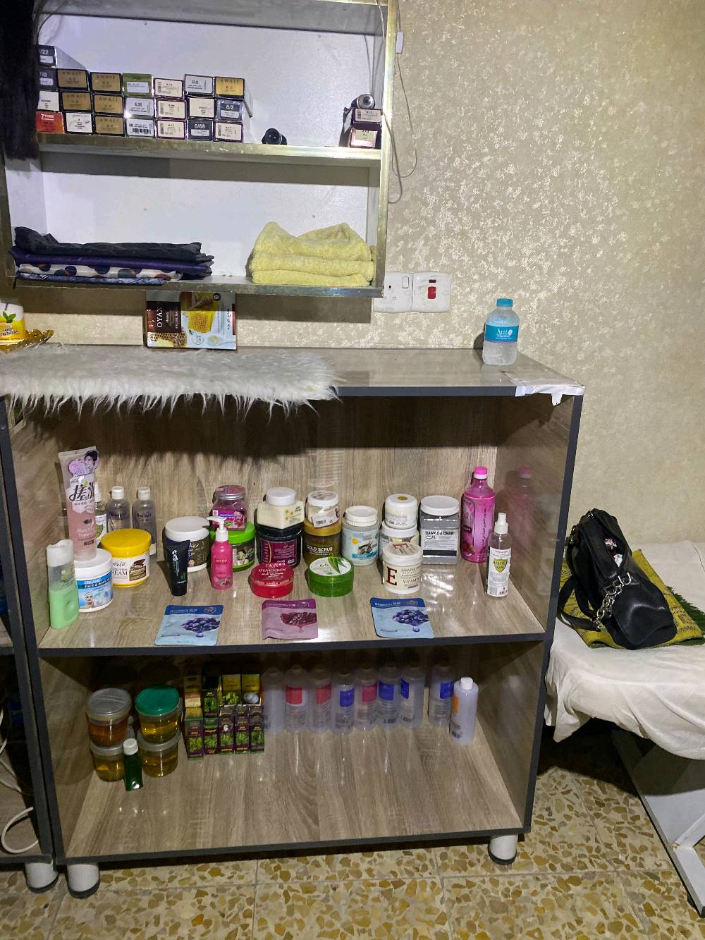 💇‍♀️ للبيع صالون مع جميع أغراضه

📍 الموقع: النجف – بداية حي ميسان، قرب أسواق دينار ودينارين، داخل مجمع الرحمن التجاري.

✨ اسم الصالون: نازك بيوتي.

💰 السعر: 6 ملايين دينار، وقابل للتفاوض بحدود المعقول.

للاستفسار والمعاينة، راسلني على الخاص.