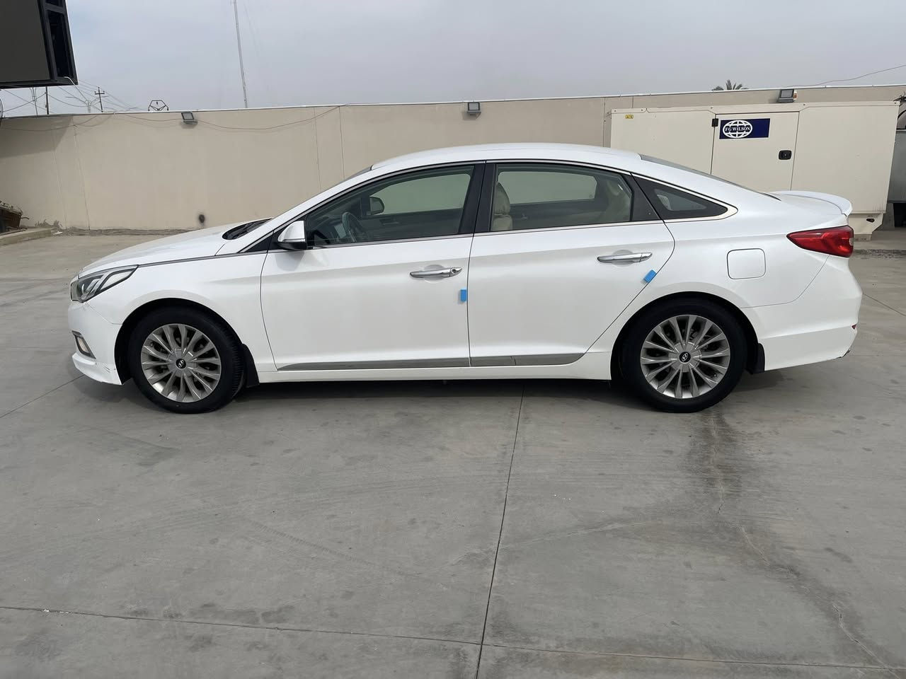 السلام عليكم 

سوناتا 2015 خليجي 
كفاله عامه فقط الهلالات صبغ موضح بالسونار  
رقم بغداد هزه سنويه جديده بأسمي 
المواصفات:
كشن كهرباء
داخل بيجي
كشنات جلد
لد نهاري
ماشية : 102 كيلو متو
ثلاثة أنظمة قيادة ( عادي -ايكو- سبورت )
شاشة عرض 
حساسات 
محرك ٢٤٠٠ دوش (مبدل كازكيت فقط)
تخم تاير 
سياره جاهزه من كل شي 
الاستفسار : ***********
