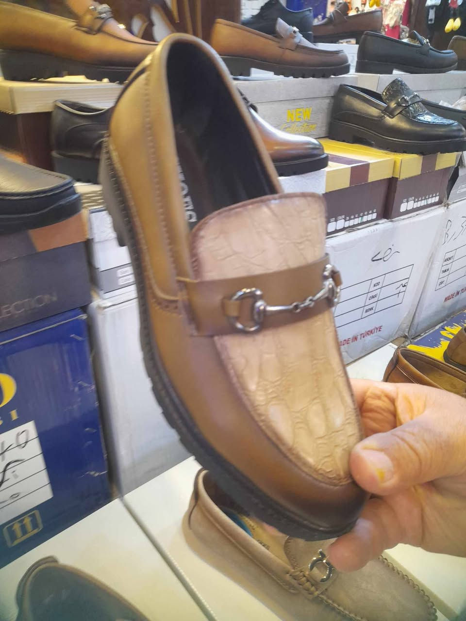 سلام عليكم متوفر احذيه درجه اولى
اقل قطعه خذتهه ب ١١ الف بس صار خلاف اني وبو محل ع الايجار  وريد ابيعهن مستعجل ع بيعتهن عندي تقريبا 80قطعه 
احسب القطعه ع 9الف  ابيعهن شلعه وحده تجي بعينك تفحص  اذا مو نفس القطعه لا تنطي فلس واذا  انته من غير محافضه  تتفق وي شركه توصيل وافتحلك فيدوو تصال  عليهن لان عندي صار ضرف ومستعجل ع  فلوس  رقمي هذه لتواصل 
0788 403 7383 0
