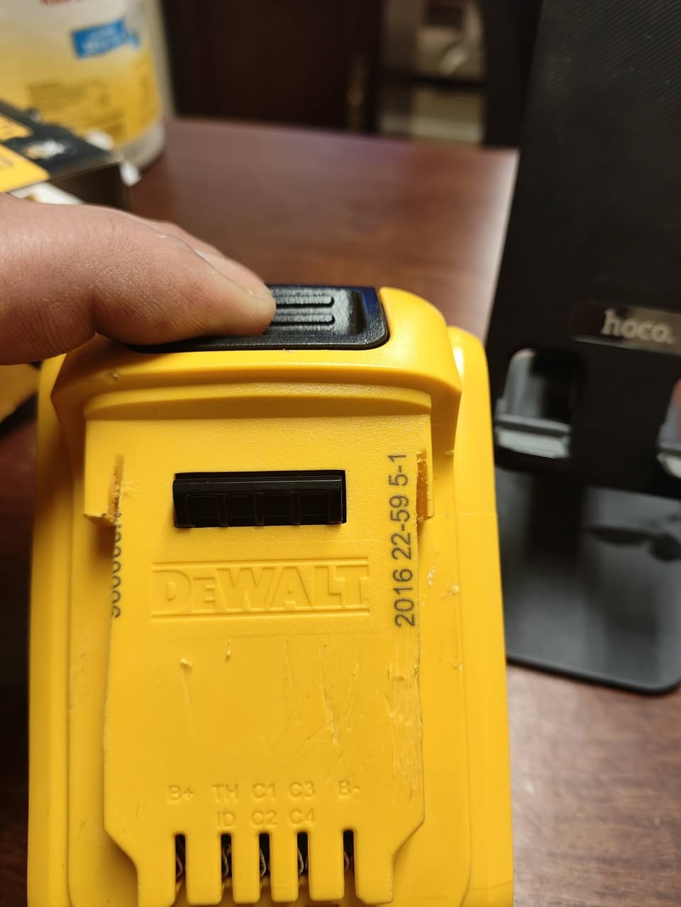 بطاريتين ديوولت اصليات مستخدمات كلش قليل انتاج 2016 18 فولت 4 امبير حط سعر بما يرضي الله واخذهن مكاني بغداد البنوك ماعندي توصيل ***********
