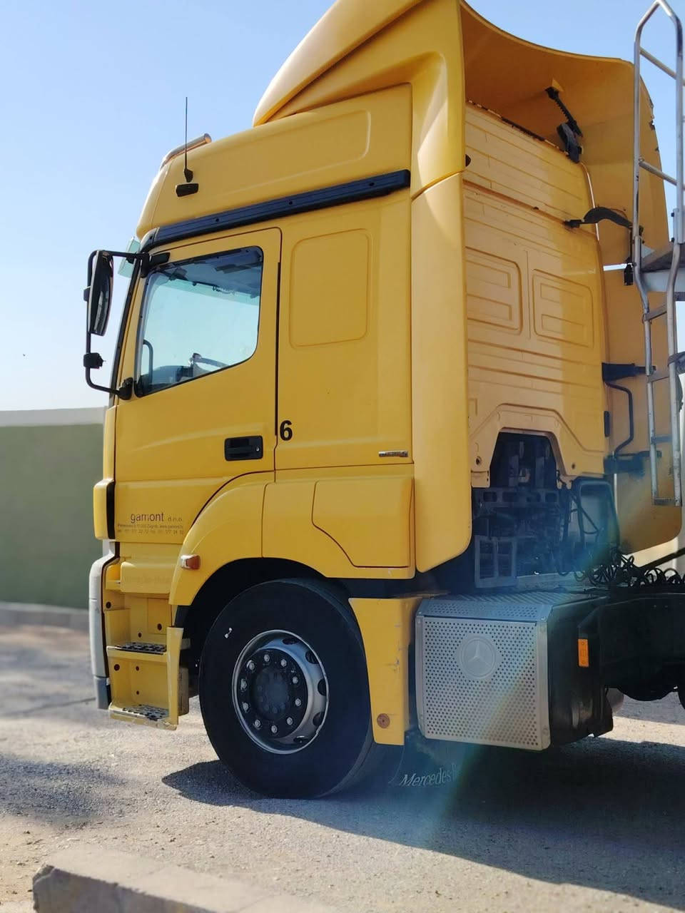 سيارة البيع موديل ٢٠٠٧ بدون قرص السعر ١٥٠وبيها مجال اتصال بل رقم ***********واتساب
