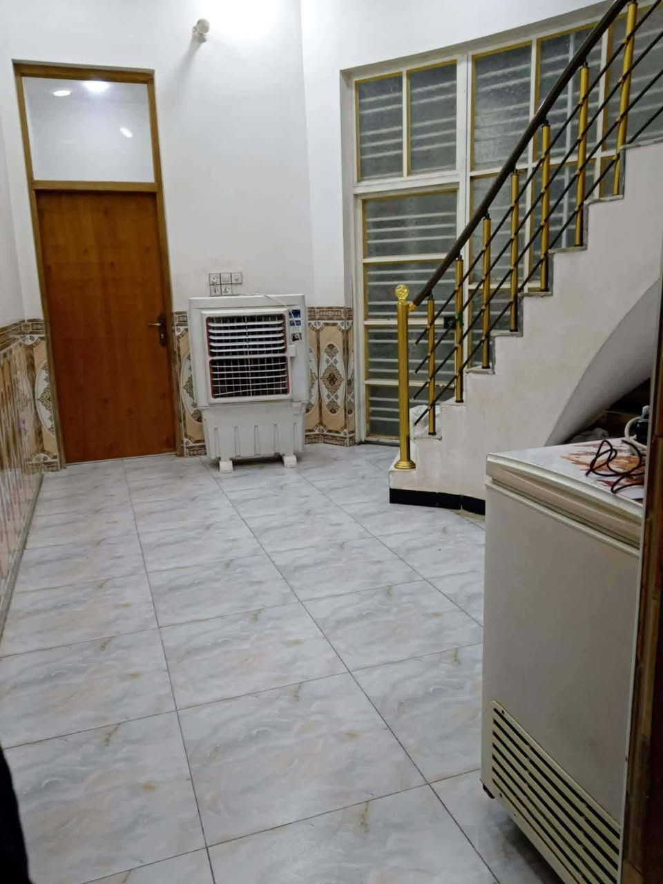 بيت للبيع جديد بناء 2021 وكله درجه اولى مع  مساحته ١٠٠ الواجهه ٥والنزال ٢٠ يتكون من طابقين الطابق الأول استقبال الطول ٥ والعرض ٣ 
المطبخ الطول ٣ ويحتوي على منور الطول متر ونص والعرض متر
وصاله الطول ٦والعرض ٤ونص (مجمع الصاله:درج دور مرمر وصحيات ومنور)
الغرفه ٤ونص والعرض٤
والطابق الثاني يتكون من صاله وغرفه وصحيات 
والبيت يحتوي على صحيات خارجيه ويتكون من سطحين وارتفاع داخل البيت٣ أمتار و٨٠
*البيت كامل كهرباء ومولده ومجاري مع الضمان وبالحقيقه البيت احلى من الصور*
للاستفسار الاتصال على الرقم ***********
العنوان حي الزيتون عالشارع العام خلف صيدلية القند ومخبز النخيل
