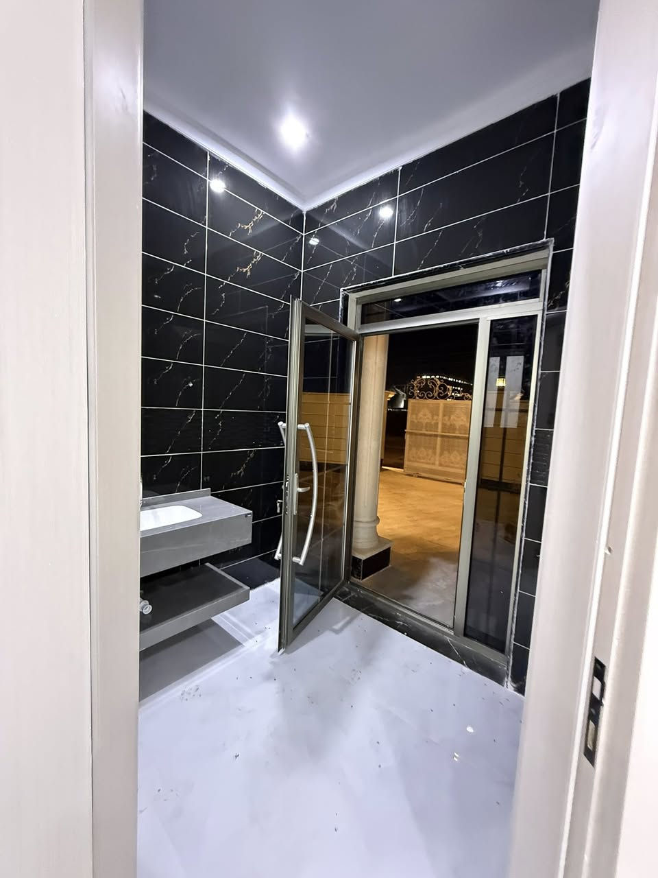 سلام عليكم متابعين مكتب دار الامان للعقار 🏠
دار للبيع بل الديوم بل ال ١٢ الف القريب مقابل محطة قطار 📍
مساحة البيت ٣٠٠م البيت فووول موصفات ✅
متكون : من استقبال ، وصالة ، ومطبخ حاره وبارد 
٤ غرفة البيت فووول مواصفات 
واجها حلان 
السعر : ٢٥٠ مليون دينار عراقي وقابل للتفواض
للاستفسار اتصال : 
***********
*********** 
عنوان المكتب : الديوم خلف السيطرة القديمة 📍🏠
