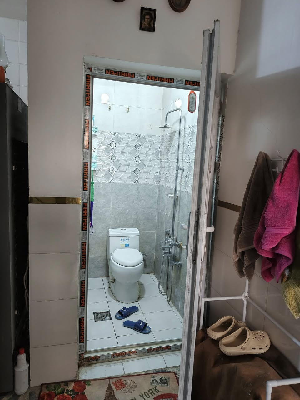 السلام عليكم دار ٥٠ متر للبيع  يحتوي على استقبال مطبخ حمامات ٢ غرف ٢ العنوان الشعلة الدوانم خلف السجه شارع بيت عنيد
.. مقاوللات اشراف تنفيد ترميم.. 
للاستفسار.. ***********
