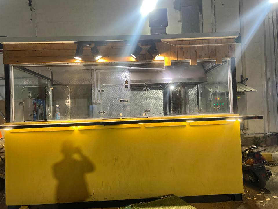 سلام عليكم كرفان مطعم  مغلف من الداخل جگر بليت فافون للجدران هود مترتين ستيل مع الدكتات مساحتة 2*4  باب خلفي سلايد ثلاث جهات جام مسكرت 10 ملم للتواصل خاص 
***********
