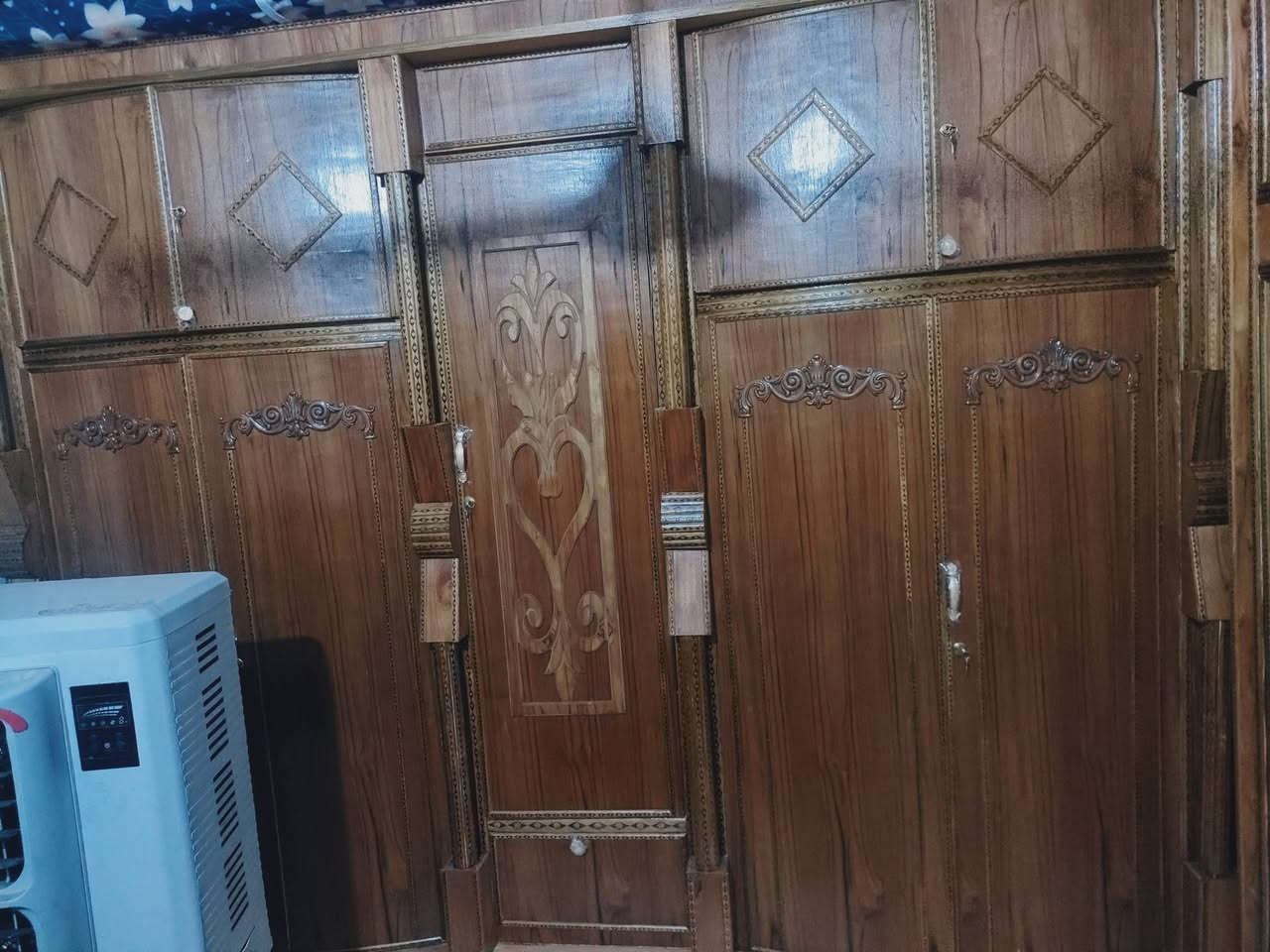 اسلام عليكم. غرفه للبيع جديده صالها شهر مامستخدمه 5بيبان طابقين 800.50  وبيها مجال. متواجد واتساب ***********

