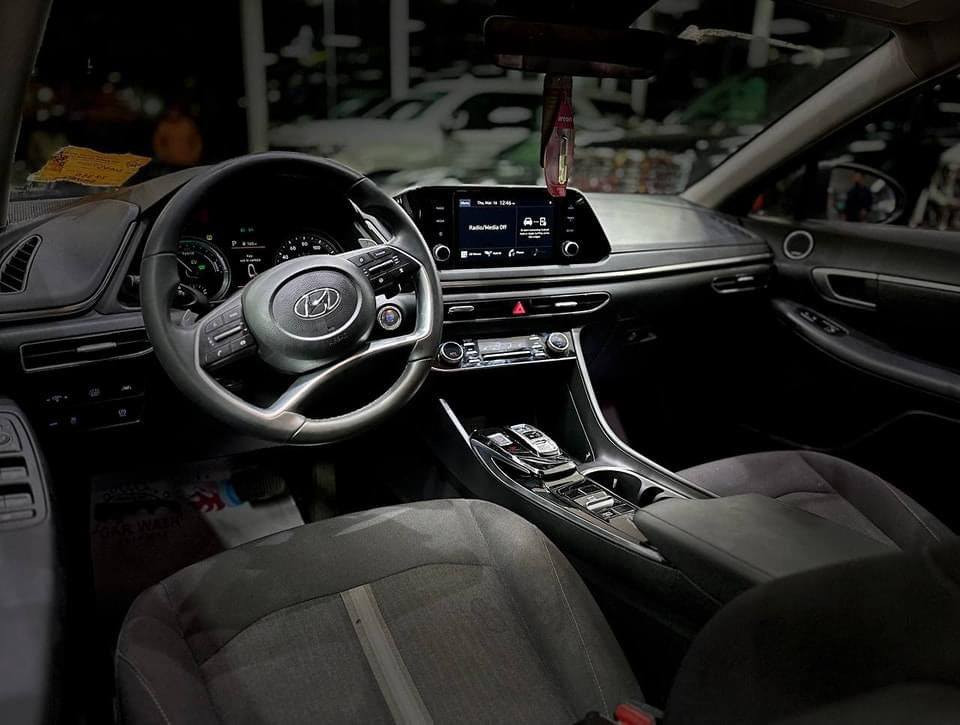 _____________________________
اسم السيارة :هونداي سوناتا 
الفئة : هايبرد (كهرباء - بانزين )
الموديل : 2021
اللون : سلفر فاتح 
اللوحة : رقم بغداد
الضرر : قطعة 1 صبغ 
_____________________________
الــمــواصــفـــات :-
1 - محرك 4 سلندر 2000 
2 - كشنات مخمل (اصل)
3 - كاميرا دوار ستيرن
4 - شاشة كبيرة ( ايباد) للتحكم في ايعازات السيارة
5 - تبريد قطعتين امامي خلفي
6 - لايت زنون + كشاف + حاجب 
7- عداد المسافة 98000 كيلو
8 - ايرباك سليم 
9 - منافذ USB امامي خلفي
10 - سستم صوت متكامل 
11 - تحكم ستيرن جهتين
12 - بصمة  2 باب + بصمة تشغيل
13 - رادار جانبي 
14 - نضام ABS مانع انزلاق
15- كشنات كهرباء 
16 - اشاير بالمري 
17- تحديد مسار 
18 - وباقي المواصفات الغنية عن التعريف 
_________________________
***********
