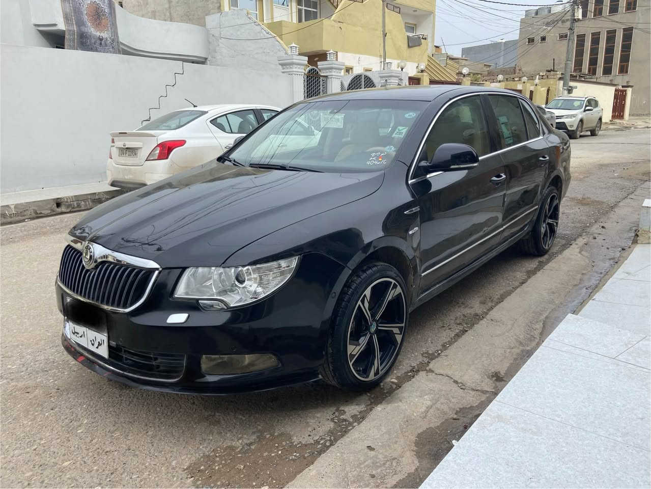 سكودا سوبربي 2013بي توربو رياسي
قبات موصفات فول فول
1قطعه بغه بي داخل 
كيرومحرك بشرط
تحويل بشرط
سلايت طاقه شمسيه
سينك وبشت حساس
قوتيك شفت
صندوق شفت
تحديث سرعه 
تحكم استرين
اوتو بارك
سيوانا روز رايز
ويل كب كروم تخم تاير جديد
سياره بي مسرفه
سعر75ومجال
***********
*********** سميل, دهوك
