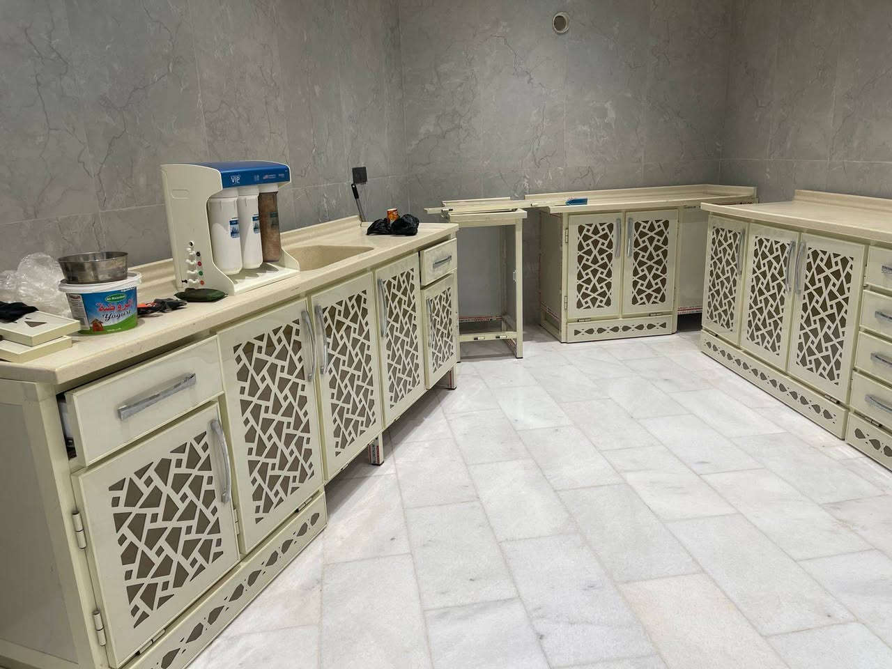 السلام عليكم
للبيع كاونتر المنيوم درجة اولى ثقيل الطول ٨ امتار مع ملحق زاوية مستخدم قليل جدا ابواب cnc السطح مرمر درجة اولى السعر مليون وربع المكان كربلاء حي التحدي للاتصال *********** / ***********
