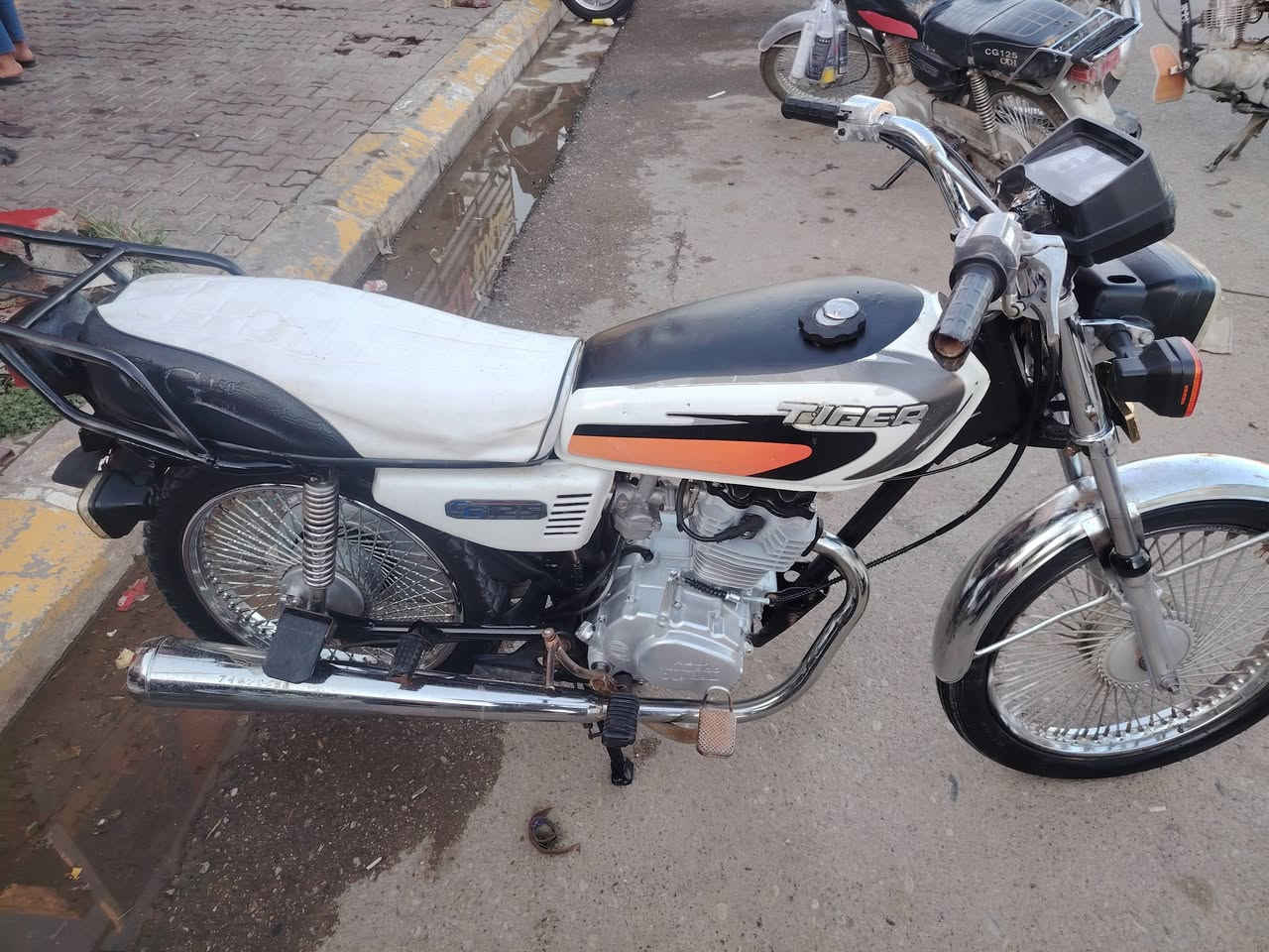 للبيع 4 كير لوك كل عيب مابي سعره 300وبي مجال الشراي يتصل ***********

