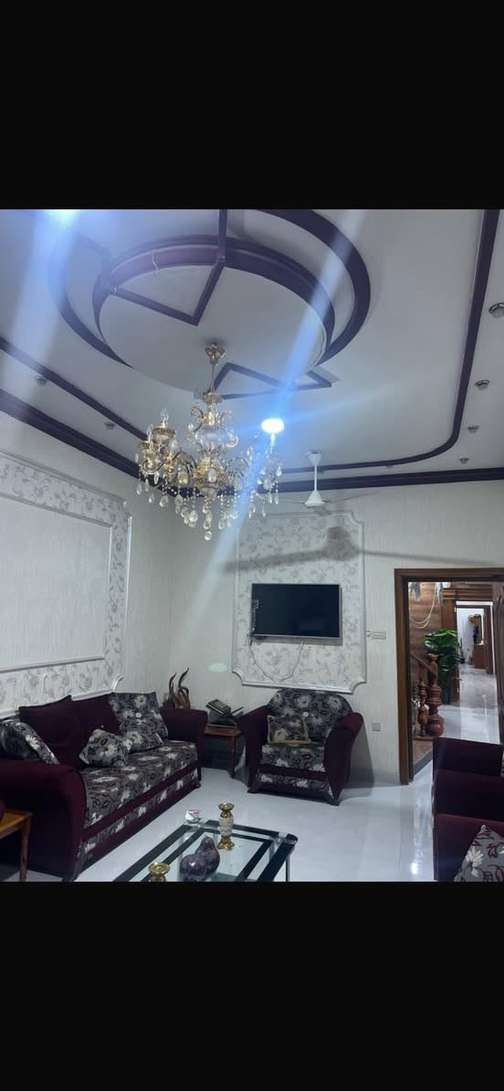 بيت مكان مميز جدا مركز المدينه مقابل حسينيه داوود العاشور يبعد 40 متر على الشارع السايدين طابو ملك صرف عراقي تحويل باسم المشتري في الطابو ( يعني اصولي )عراقي 
المساحه 384 متر 
مساحه البناء 460 متر طابقين طابوق كل طابق 230 متر 
صب رفت كونكريت ، صب جسر كونكريت متر في أربعين
البناء طابوق درجه اولى وصب جسور رباط وجسور ساقطه بإشراف مهندسين 
ديوانيه 7*4 عدد 1
صاله 8*6 عدد 2
غرفه 5.5*4 عدد 2
غرفه 6.25* 4 عدد 2
غرفه 7*4 عدد 1
غرفه 5.5*4 عدد 1
مطبخ بارد 5.5*3.5 
مطبخ حار 6*3 
موزع عدد 2
لوندري غسالات ومكوى 6*2،5
مخزن 6*2
حمامات عدد 5
تواليت عدد 4
مناور عدد 2
بلكونه خارجيه مطله على الحديقه الخلفيه 
السطح شتايكر درجه اولى 
كراج 14 متر * 4  سعه سيارتين 
حديقه اماميه وحديقه خلفيه 
أقفاص دواجن 3*2 عدد 2 في الحديقه الخلفيه 
بعد هواي شغلات مثل بيت 🐕 للحراسه ومكان مخصص للكيزر والعدد اليدويه 
البيت كله شغل درجه اولى
للاتصال / *********** وبي واتساب
