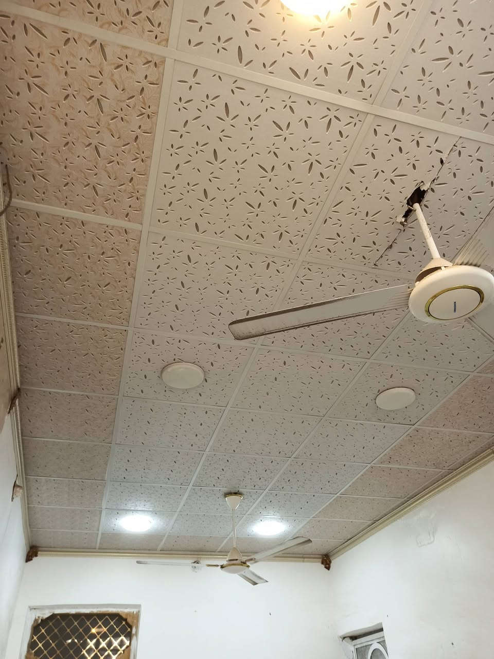 بيت للبيع مقابل قريه الغدير شارع الصب بفرع اسواق تلعفر  عمود،110 البيت مرقم بلبلديه بيقرارتطويب بي مكاتبه من صاحب الارض مساحه 50متر طابوق الاساس صب سيراميك غرفه صاله مفتوحه على المطبخ مكشوفه وصحيات وصطح  هاذا رقم صاحب البيت للي يحب يعرف التفاصيل ***********موجود واتساب السعر 23 وبي مجال
