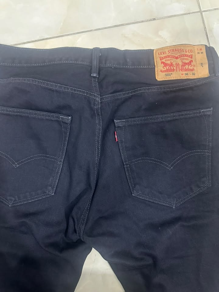 السلام عليكم بنطلون levis 501 اصلي كمر 36 ويلبس 35 اخذتة جديد قبل فترة وما اجة على قياسي ابيعة ب45 وعندي توصيل لكل المحافظات للتواصل واتساب *********** او علقلي اني اراسلك

