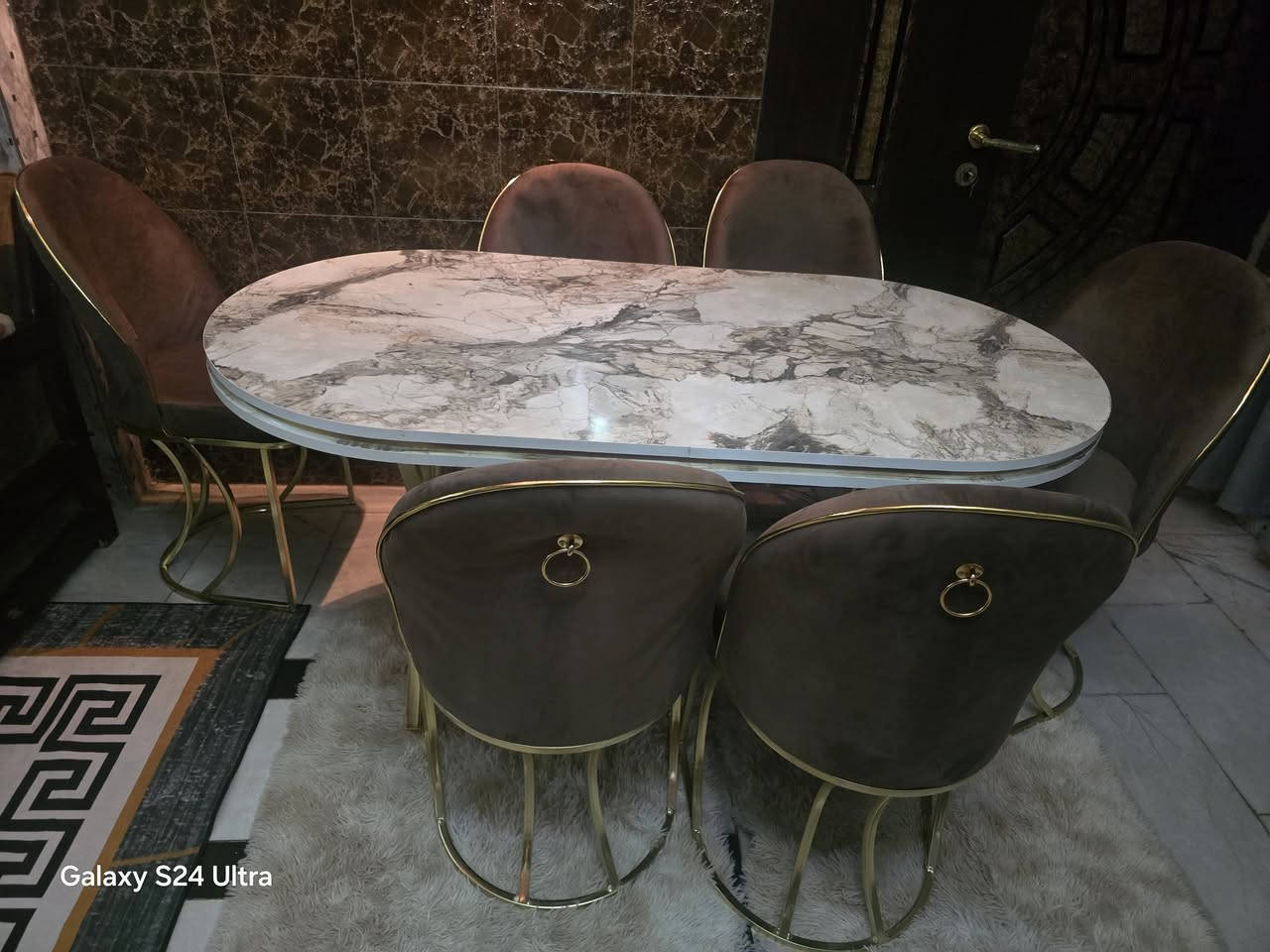 السلام عليكم ميز طعام ٦ كراسي النضافة ١٠٠ % جديد جدا السعر ٣٥٠ الف المكان بغداد الجديدة ***********
