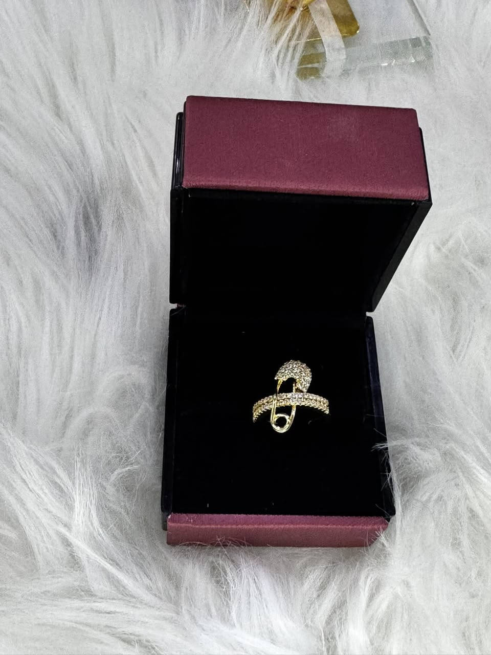 “نختار لكِ كل ما يليق بذوقك الراقي ✨
إكسسوارات فخمة تضيف لمسة تميز لكل إطلالة 💍

سوار + خاتم تون + محبس ستانلس ستيل✨

متوفر توصيل لكل محافظات العراق🚚


**إذا كنت صاحب هذا الإعلان وتريد حذفه لأي سبب، رجاءا أرسل رسالة إلى الدعم الفني**