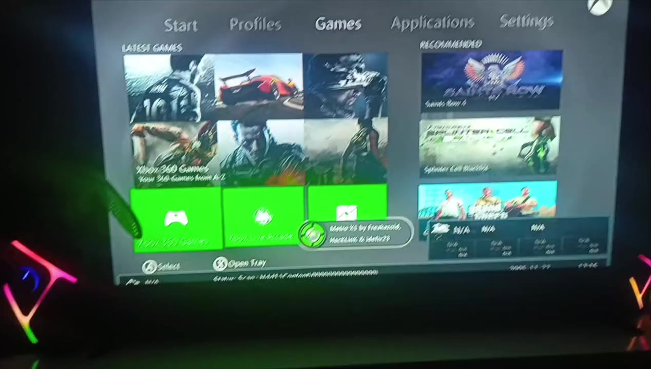 سلام عليكم... 
اكس بوكس 360سوبر سلم وياه هارد 
كامل ملحقات مع 6اقراص و ثلاث يدات وواير شحن و جنطه مالته ايضا و بداخل الجهاز 22لعبه 
السعر: 100و التوصيل مجاني 
الرقم: ***********
