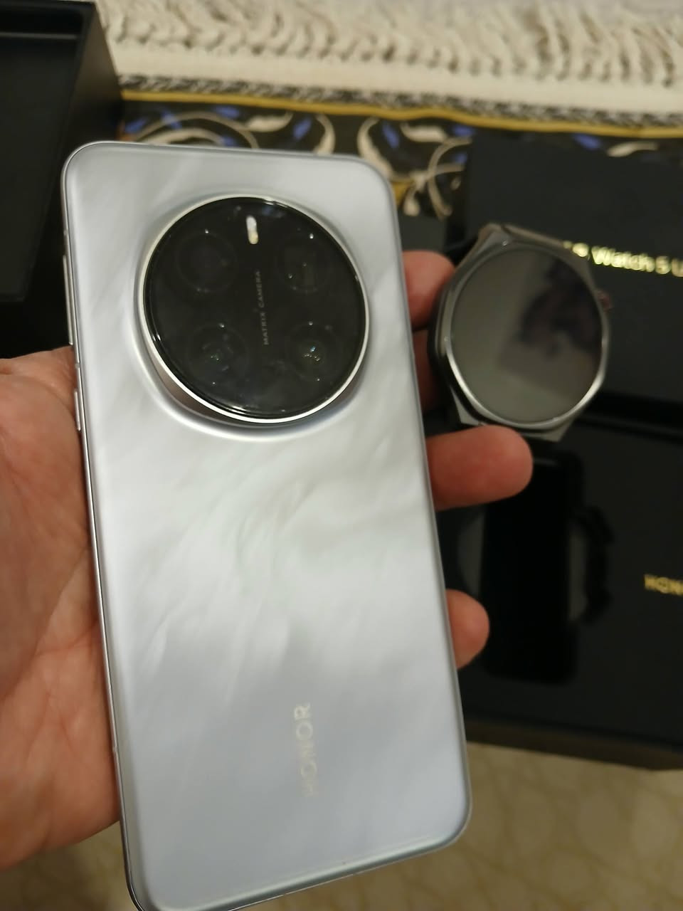 هونر ماجك 7 برو 
ساعه 5 الترا. 
نظافه 💯 
التلفون نسخه عالمي 512
لون المميز لاصق شاشه ولاصق كامره 
ال2 ابيعهن سوه. شاحنه تلفون ضاعت فقط كيبل وياه
بغداد الكرخ 
***********
مليون. قفل قفل.قفل
متوفر توصيل
