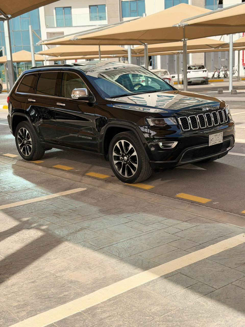 للبيع – جيب شيروكي 2017 Limited فول مواصفات 🚘
🔹 الموديل: Jeep Cherokee 2017
🔹 الفئة: Limited 
🔹 المواصفات: 
🔹 الحالة: ممتازة جداً (Usage خفيف)

🔹 اللون الخارجي: (اسود)
🔹 الداخلية: جلد/فخم بيجي🔥
🔹 التجهيزات والمواصفات الأساسية:
• فتحة سقف بانوراما
• مكيف خلفي
.كشنات كهرباء خزن
• حساسات + كاميرا خلفية
• شاشة لمس متعددة الوظائف
• Apple CarPlay / Android Auto
• مثبت سرعة + تحكم على الدركسيون
• نظام مكابح ABS + ESP
• وسائد هوائية أمامية وجانبية
• عوارض سقف + جنوط ألومنيوم
• نظافة داخلية ممتازة 🚗✨
📍 الموقع: (بغداد العامريه )
💰 السعر المطلوب: (188$)وبيهه مجال 
📞 للتواصل :***********
  

ملاحضات : 3قطع صبغ . . جاملغ امامي ،  بنيد . شبر جاملغ. .  👍
