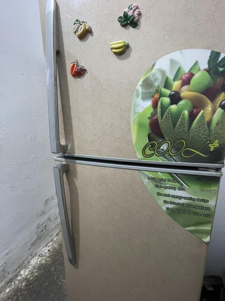 ثلاجه للبيع شغاله واي عطل مابيها السعر ٢٥٠الف وبيها مجال بسيط هذا رقمي للتواصل ***********
