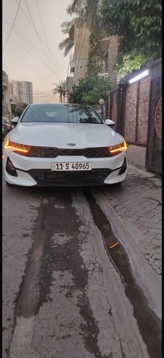 🚘 كيا K5 موديل- 2021 - أعلى مواصفات (فل كامل) 🚘
​الموقع: بغداد - سبع أبكار / الصليخ
​🔹 تفاصيل ومواصفات السيارة:
​الموديل _2021
​اللون الخارجي: أبيض
​الداخلية: جلد أبيض مميز (ملكي)
​المواصفات: أعلى فئة بالوارد الأمريكي (بصمة، شاشة الكبيرة، كاميرات، رادار، كشنات تدفئة وتبريد، وباقي مواصفات الفل المعروفة).
​الوارد: أمريكي.
​الحادث: بنيد سطحي (ايرباك ستيرن فقط ).
​البنيد: مبدل أصلي نفس اللون، لكن بيه فرق صبغ بسيط (اللون ممطابق 100%).
​الباب الخلفي: بيه تعديل بارد، ويحتاج له إعادة شغل خفيفة للي يحب يرتبه أكثر.
​💡 ملاحظة للمشتري: السيارة جاهزة من كل نواحي المحرك والنشاط والمواصفات العالية، وضررها سطحي جداً ومبين وموصوف بوضوح.
​للاستفسار والسعر 163
📍 مكان السيارة: بغداد - سبع أبكار (الصليخ)
📞 ***********
