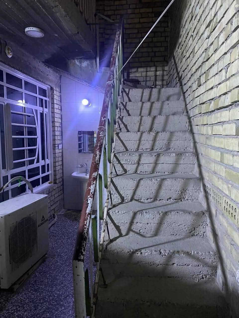 السلام عليكم عقار للبيع المساحه 150 متر ثلاث طوابق طابق الثالث معزول 
الطابق الارضي يحتوي على استقبال و صاله وغرفتين  نوم ومطبخ حار وبارد وخدمات 

الطابق الثاني غرف عدد 5 نوم خدمات وصاله 

الطابق الثالث غرفتين واستقبال وصاله ومبطبخ وخدماته

البيت جاهز  

العنوان البلديات شارع المصرف ضياء الحلفي مقابل  فرع صيدليه ركن العافيه

الاستفسار ***********
