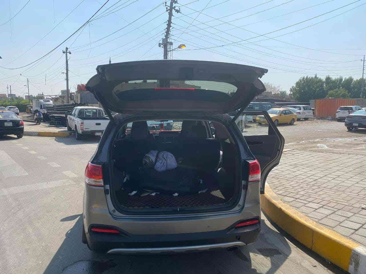 سيارة سورنتو 

موديل 2016 

لون رصاصي 

سيارة وارد امريكي حادثها مرفق بلمنشور 

مكينة 2400 تيربو.   Gdi

مواصفات 

تدفئة كشنات 

كشنات جلد 

جنطة كهرباء 

تحكمات ستيرن جهتين 

مري شفط 

كشنات كهرباء 

حساسات خلفية 

كامرة دوارة 

شاشة صغيرة

تبريد ثلاث  قطع 

سيارة رقم بغداد مشروع وطني 

سيارة كربلاء المقدسة قرب سيطرة الابراهيميه 

الاستفسار /***********

السعر 170
