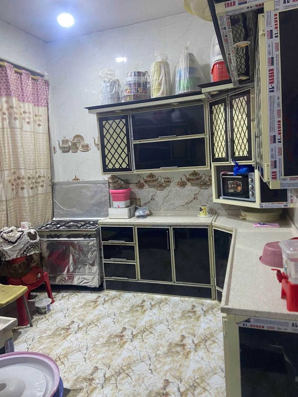 سلام عليكم
بيت بحي الفداء شارع النص ركن ع شارعين مساحة 200  بناء حديث تفاصيل غرفتين وصاله وصحيات خارجيه وداخليه ومناور اثنين ومطبخ الواجهه 20  السعر 255وبية مجال

رقم الهاتف ***********

