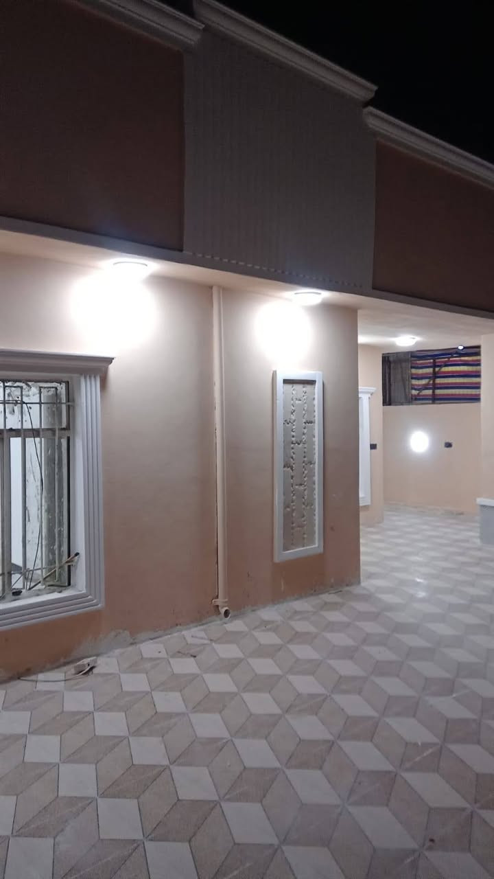 دار للبيع محموديه حي 17 طابو صرف قرب مدرسة المشاعل مساحه 230م ترميم جديد درجه اولى بناءه طابوق ومسلح غرفه فوك والارضي غرفه وحده وهول واستقبال ومطبخ وصحيات عدد 2 اي استفسار راسل الصفحه وعلى الرقم ‏‪***********‬‏
