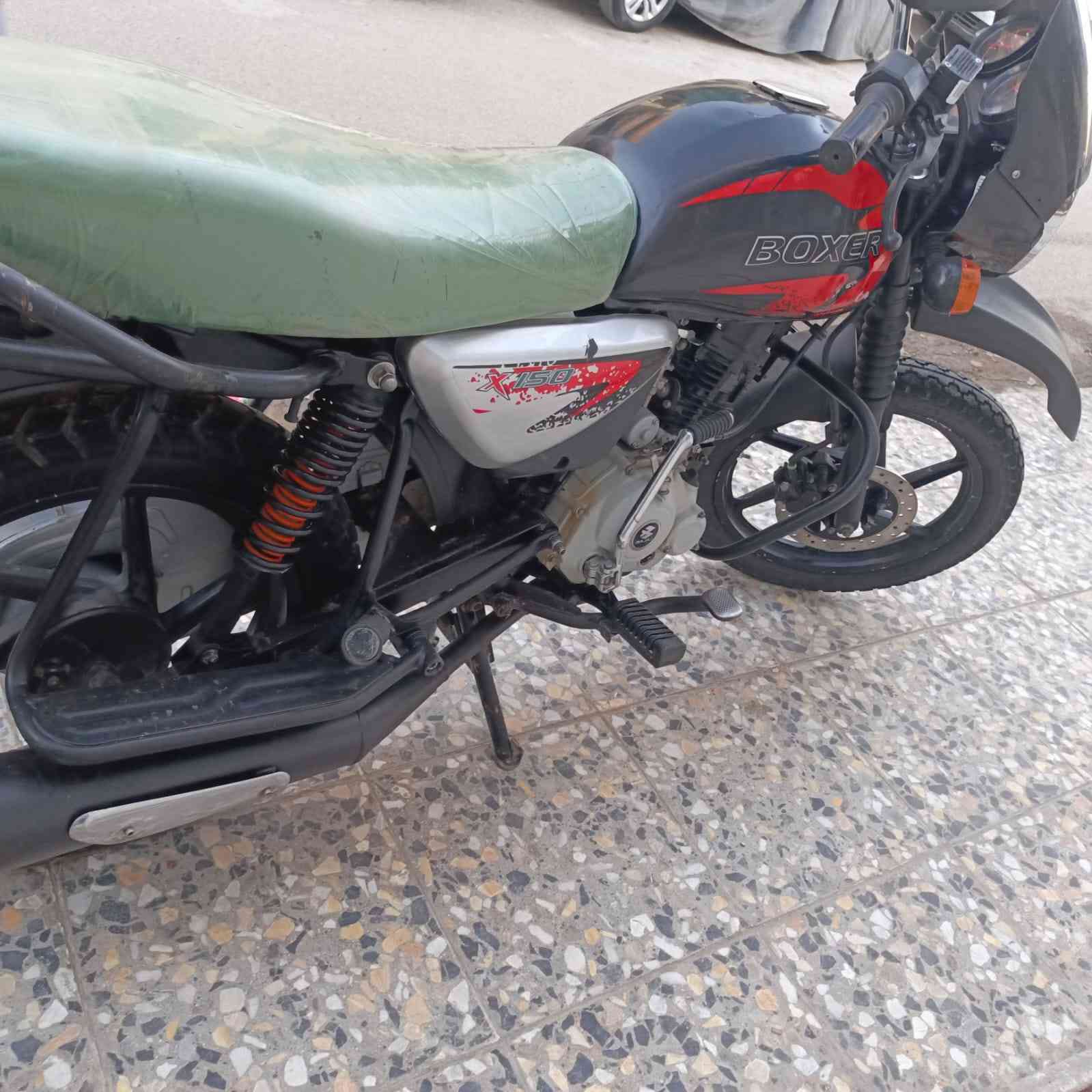 دراجة بوكسر للبيع موديل 2023
دراجة مناقصهة اي شي كاملة من كلشي
بيها ملاحضة رصعات بلتانكي فقط تراي 
الدراجة زيرو وين متريد جيب فيتر وياك وتعال فحص وبخدمتك عنواني بلديات صحفيين 
تواصل ***********
السعر 2700ثنين وسبعمية مجالهة شي بسيط
